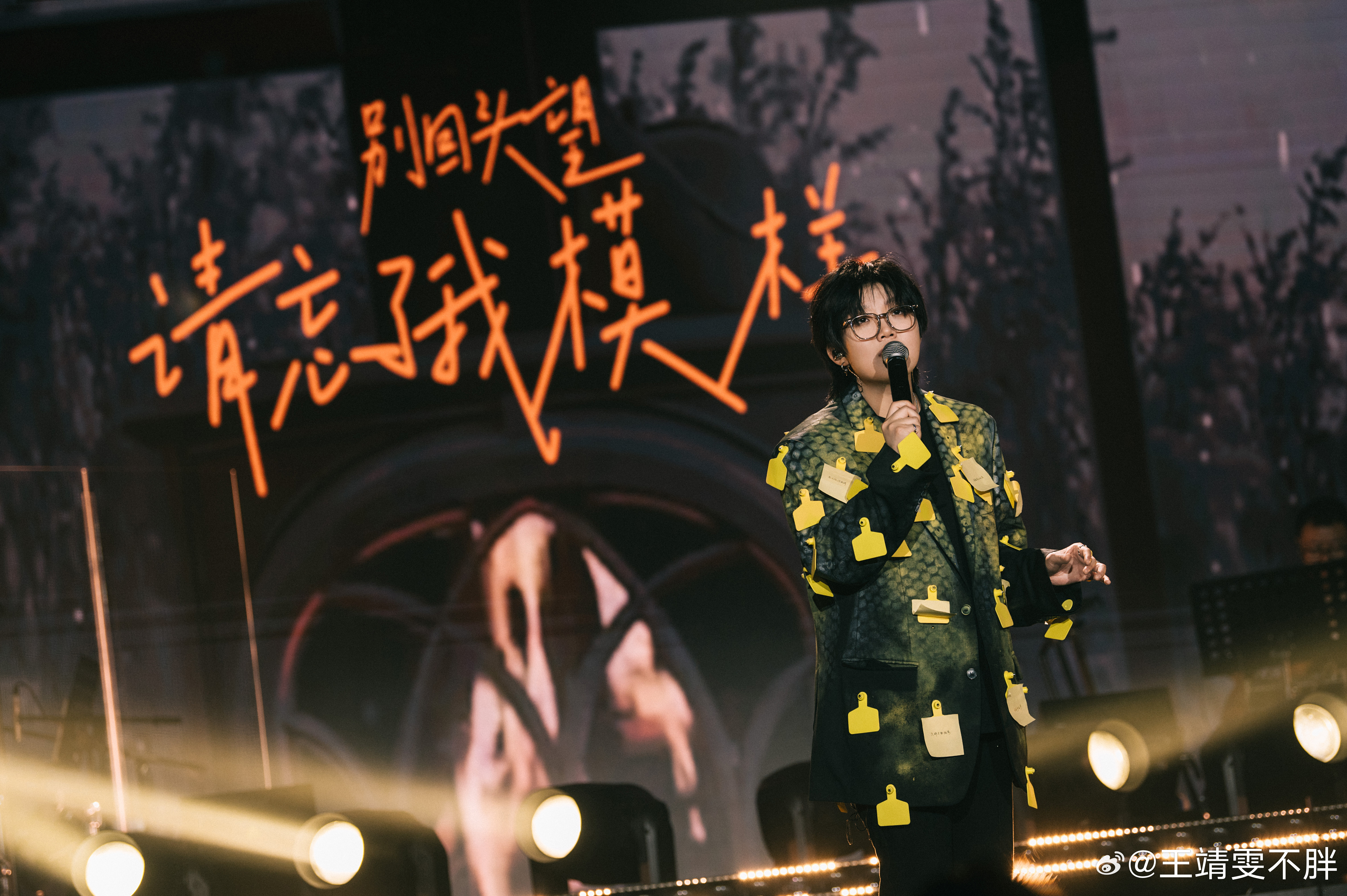 半岛综合平台app下载-关于观众席上掌声雷动，赛场上惊心动魄一幕上演的信息