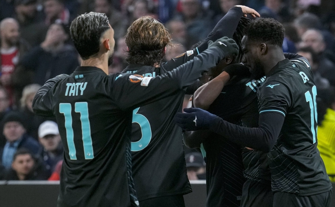 半岛综合平台app下载-欧预赛劲爆对决，球员斗志昂扬，全力以赴的简单介绍